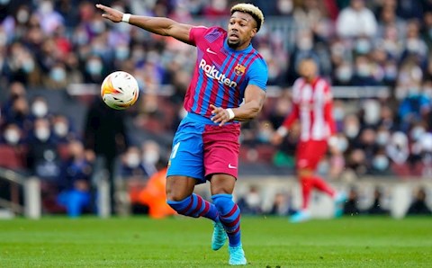 Adama Traore bị chỉ trích vì cách đá trâu bò