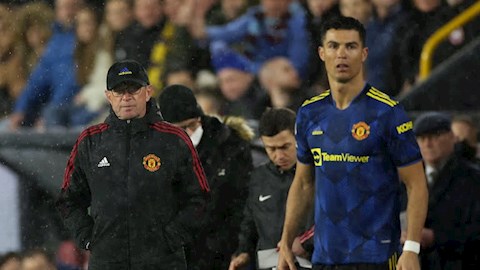 Ralf Rangnick tiết lộ lý do để Ronaldo dự bị trận gặp Burnley
