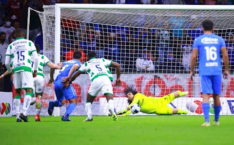 Video: Thủ môn cản penalty rồi cứu thua 3 lần liên tiếp