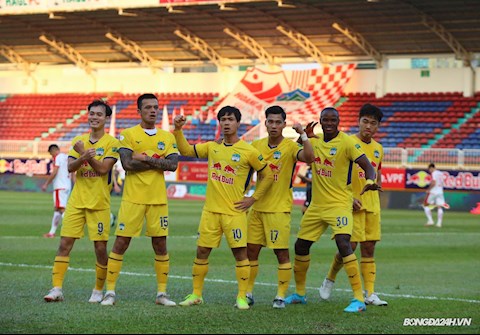 Nguyên Mạnh làm nền cho cú đá panenka của Công Phượng