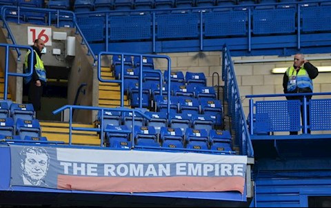 Chelsea giữ băng rôn ủng hộ Roman Abramovich trước Newcastle