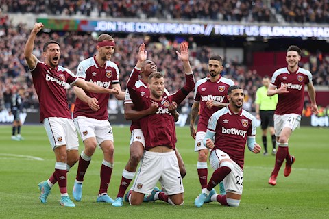 Tiền đạo người Ukraina bật khóc khi ghi bàn tại Premier League
