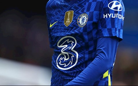 Vì sao Chelsea vẫn mặc áo có logo Three dù bị cắt tài trợ?
