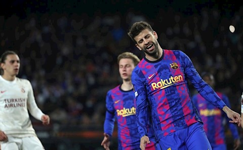 Video: CĐV Galatasaray dùng chiêu quấy rối khiến cầu thủ Barca mất ngủ