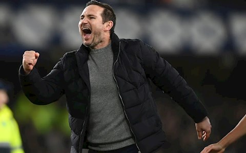 Lampard gãy tay vì ăn mừng chiến thắng của Everton
