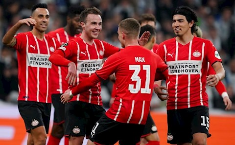 Pha xử lý hack não của PSV Eindhoven khiến CĐV đối thủ hớ nặng