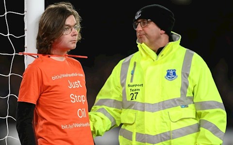 Trận Everton vs Newcastle bị dừng 8 phút vì CĐV tự buộc cổ vào cột gôn