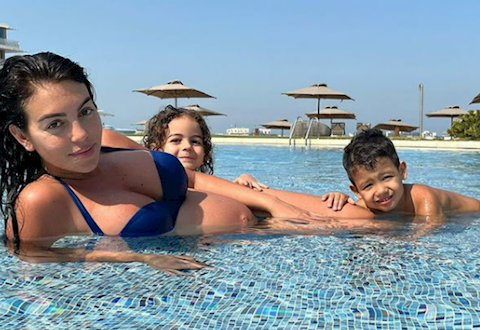 VIDEO: Georgina Rodriguez lộ bụng bầu ở tháng thứ 8