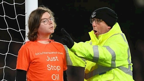 CĐV trói mình vào cột chính thức nhận án phạt