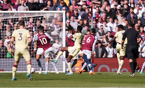Quên MU đi, Tottenham mới là đối thủ chính của Arsenal