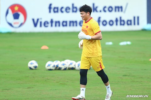 Nguyên Mạnh gặp vấn đề nghiêm trọng về đầu gối sau trận gặp Nhật Bản