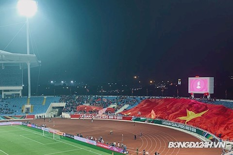 VIDEO: Lá đại kỳ lần nữa xuất hiện tại Mỹ Đình