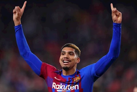Barca mở đường cho Ronald Araujo cập bến MU