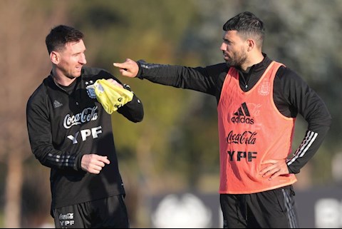 Aguero chuẩn bị làm thầy Messi