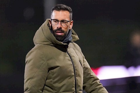 Nistelrooy bất ngờ từ chức