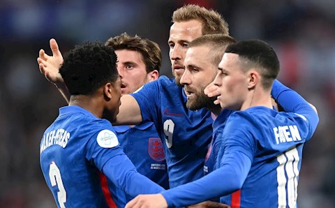 Harry Kane cân bằng thành tích của Sir Bobby Charlton, tiến sát Rooney