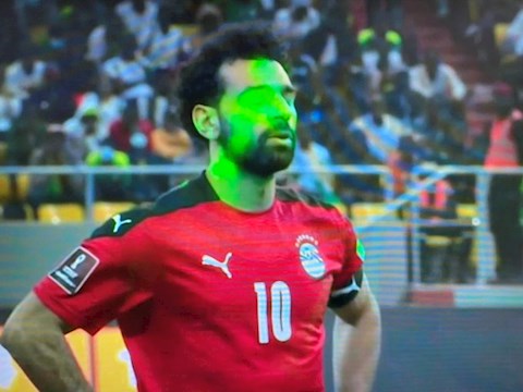 FIFA điều tra việc Salah bị CĐV Senegal chiếu laser