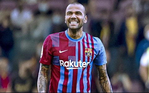 Barca quyết định tương lai Dani Alves