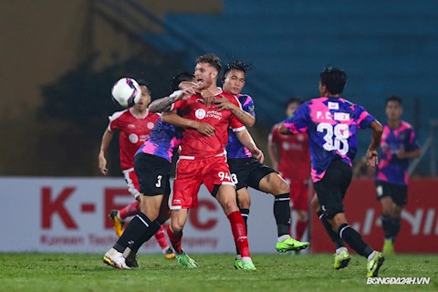 Ngoại binh Viettel hai lần bị đối phương ngăn chặn theo kiểu đeo ba lô