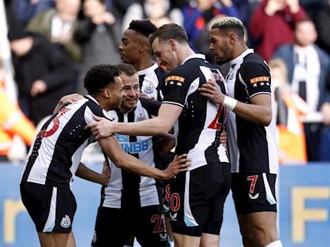 Newcastle vượt mặt Chelsea, Liverpool và Man City