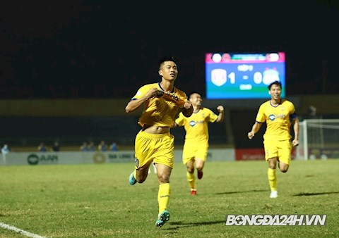 Phan Văn Đức lĩnh thưởng sau siêu phẩm vào lưới HAGL 