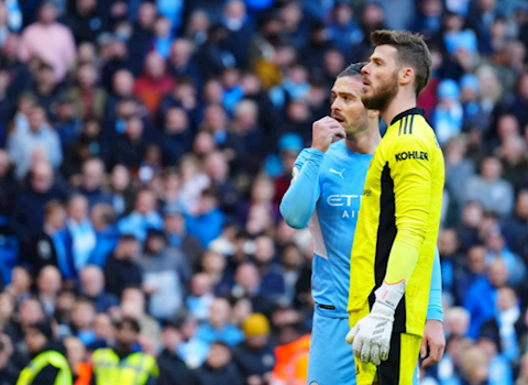 Trận Man City vs MU bị gián đoạn