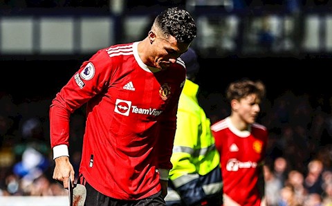 Ronaldo lên tiếng xin lỗi sau hành động ném điện thoại của fan