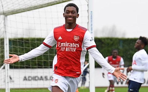 Chelsea tiếp cận thần đồng Edwards của Arsenal