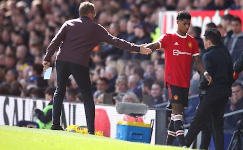 Rangnick bị chỉ trích vì một quyết định thay người trước Everton