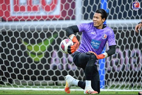 Đốt đền ngớ ngẩn, trò cưng một thời của HLV Kiatisuk bị chê không thương tiếc