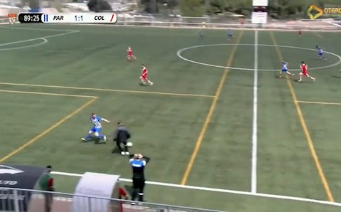 Video: Trợ lý HLV lao vào sân cản đối thủ phản công ở TBN