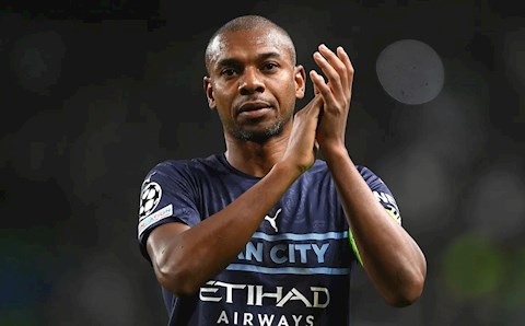 Pep Guardiola sốc vì Fernandinho muốn rời Man City