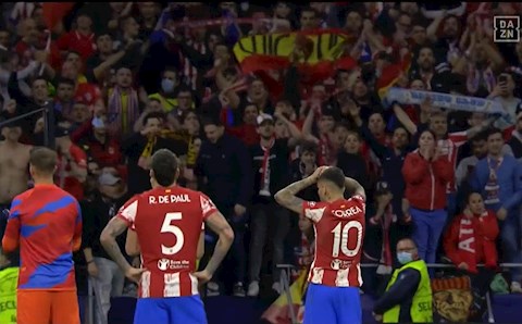 Video: Màn ăn mừng của CĐV Atletico sau trận khiến các cầu thủ rưng rưng nước mắt