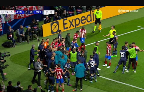 Trọng tài gây sốc với tốc độ rút thẻ ở trận Atletico vs Man City