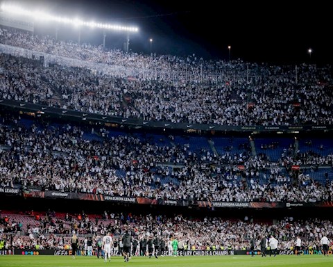 Chủ tịch Barca bị sốc với cảnh tượng trên sân Camp Nou