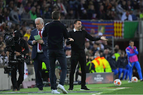 Xavi kể lại trải nghiệm đối đầu fan Frankfurt