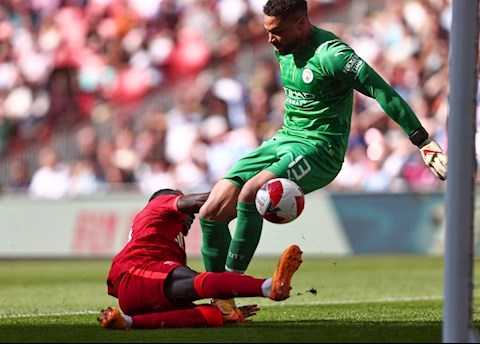 Pep gọi sai lầm của thủ môn Man City là tai nạn