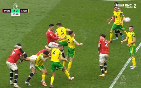 Maguire dùng chiêu bọ cạp, đá Pogba chảy máu đầu