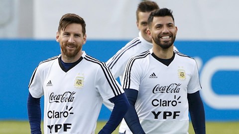 Aguero bênh vực Messi khi Ronaldo được khen hay nhất thế giới