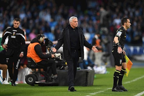 Thoát thua ngoạn mục, Jose Mourinho vẫn lên án trọng tài