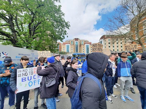VIDEO: Fan Chelsea biểu tình trước trận gặp Brentford