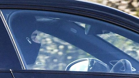 Greenwood bịt mặt kín mít khi ra đường sau scandal bạo hành bạn gái