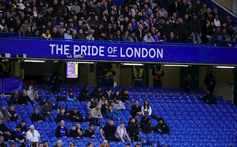 CĐV Arsenal chế nhạo Chelsea vì sân đấu ít khán giả