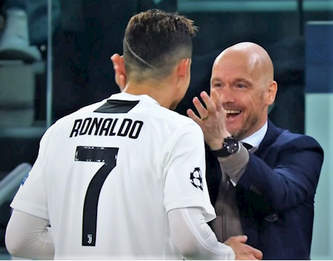 Cristiano Ronaldo cười rạng rỡ, ôm chặt Erik ten Hag