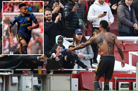 Rashford và Lingard bị chỉ trích dữ dội vì tặng áo cho NHM Arsenal