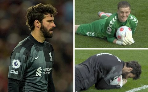 Alisson trêu tức Pickford ở derby Merseyside