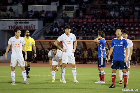 VIDEO: Hữu Tuấn mắc sai lầm tai hại khiến HAGL chịu quả 11m