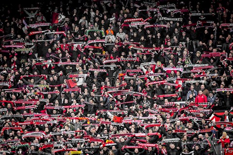 CĐV Feyenoord cà khịa CĐV Marseille trong trận đấu tại Conference League