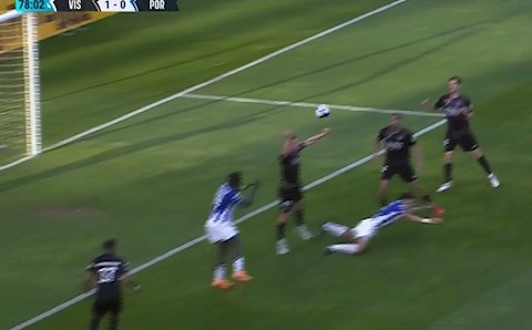 Video: Chơi bóng chuyền trong vòng cấm, 1 cầu thủ khiến đối phương nhận 2 thẻ đỏ