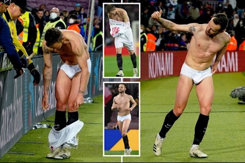 VIDEO: Cựu sao Barca cởi hết quần áo tặng fan